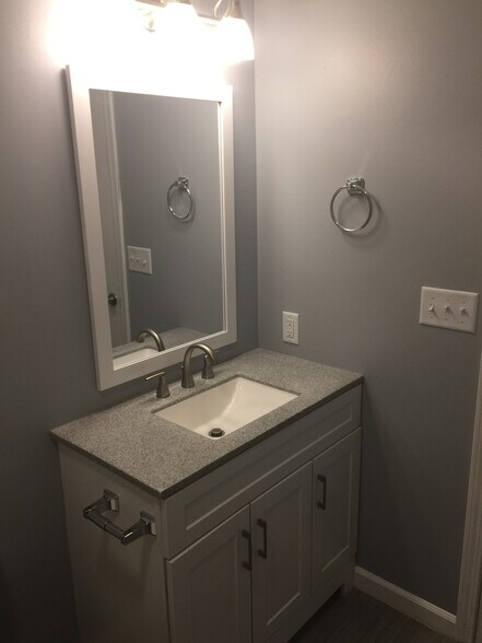 Building Photo - 7767 Betsy Ross Cir