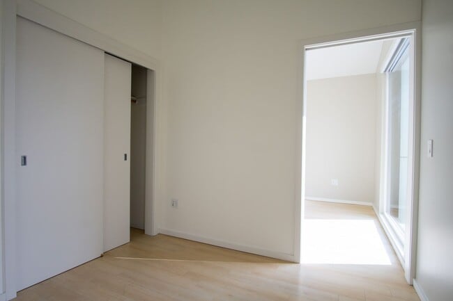 Building Photo - Modern Top Floor Corner Apt w/ W/D, A/C, & DW!