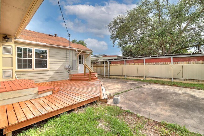 Building Photo - 722 Ralston Ave