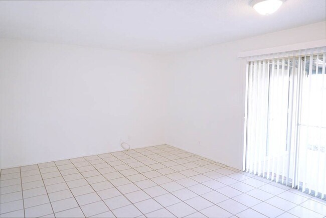 Building Photo - ASU Proximity Meets Comfort in This 4-Bedroom Tempe Home