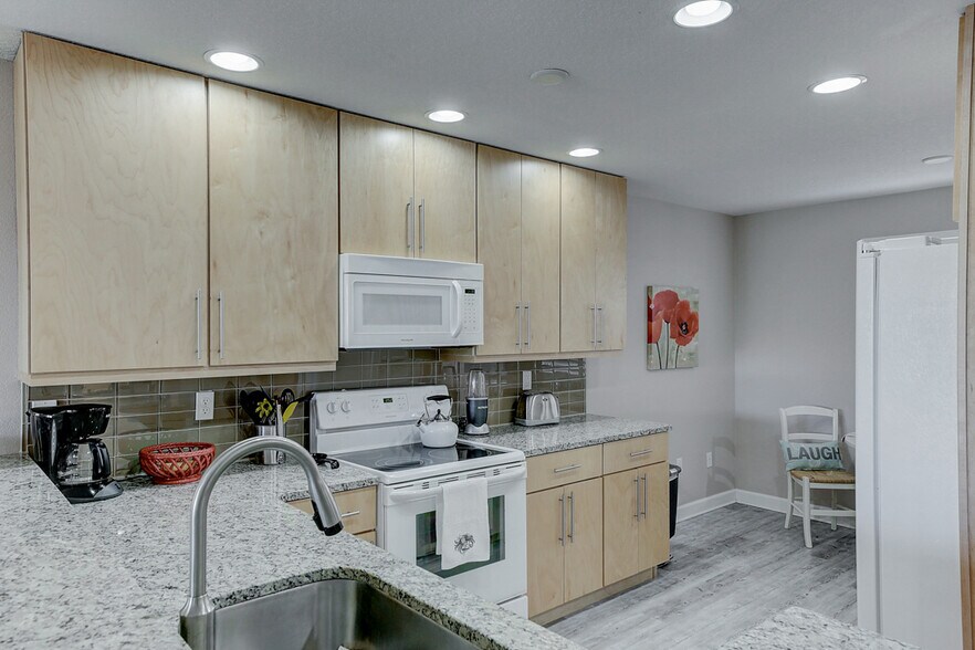 Building Photo - 6634 7th Avenue Cir W