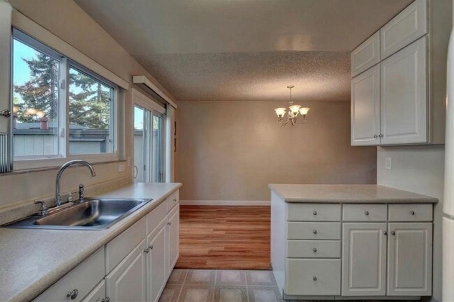 Building Photo - Modern 2-Bedroom Townhome in Peaceful Redwood Community