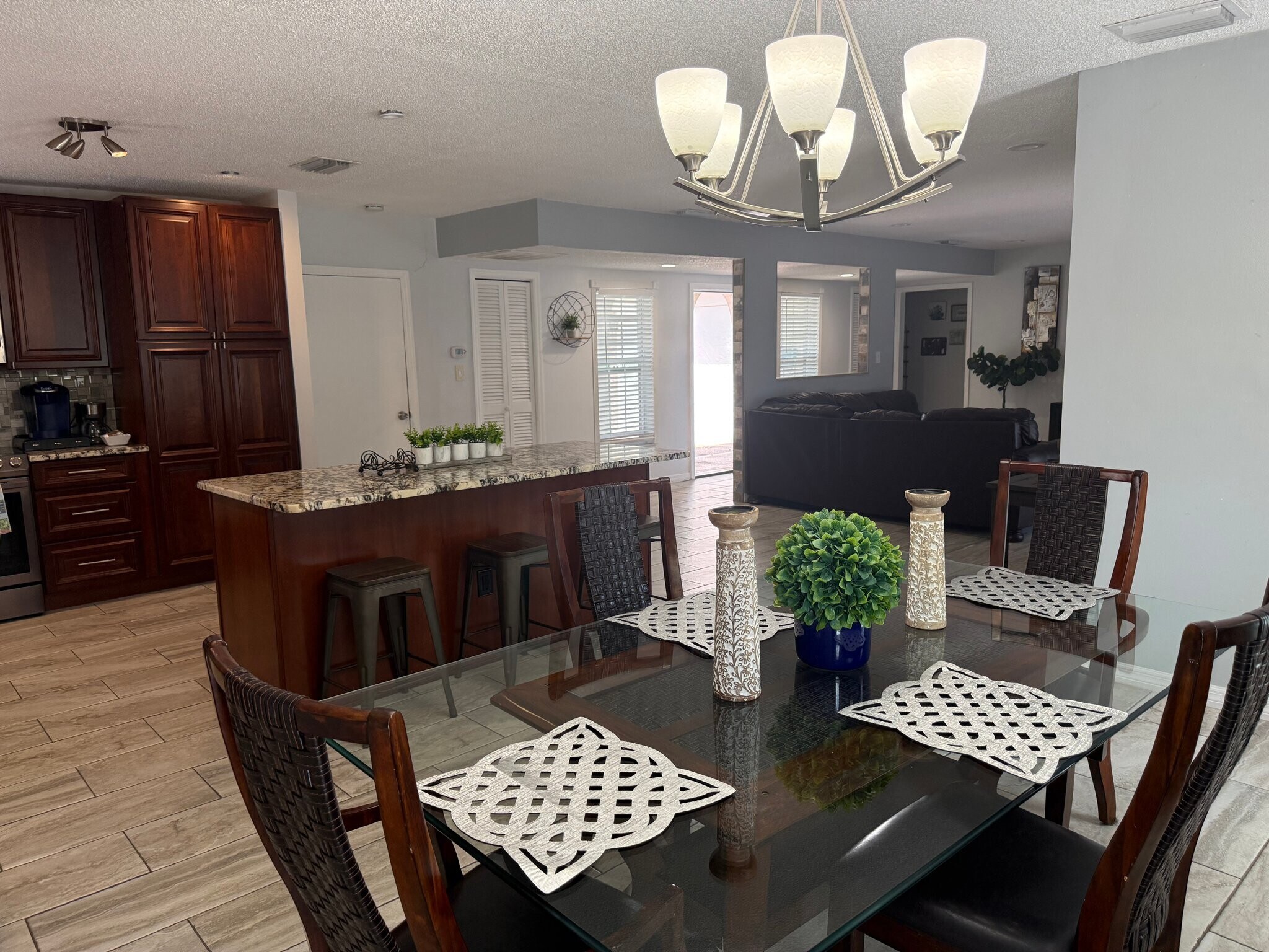 Building Photo - 914 W Cimmeron Dr