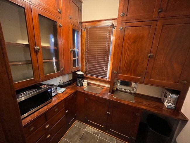 butlers Pantry - 2608 Leclaire St