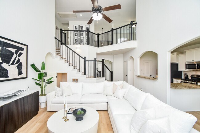 Building Photo - 24119 Via Renata Dr