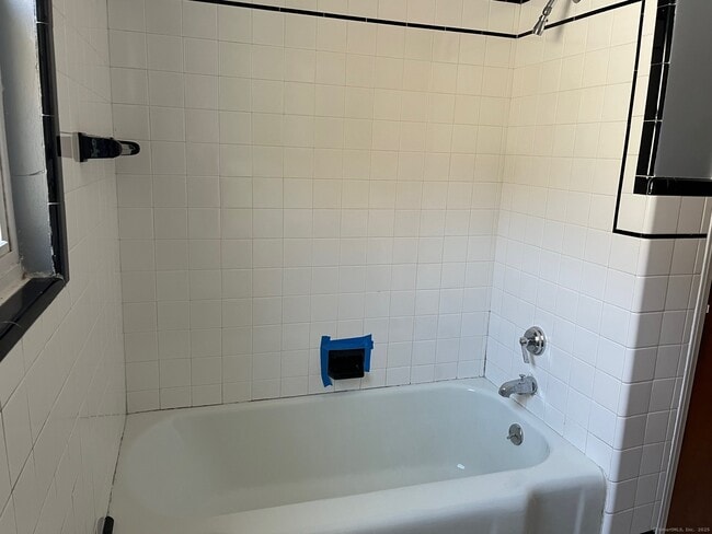 Building Photo - 195 Valley St