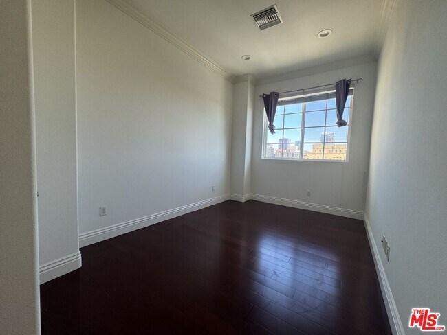 Building Photo - 700 S Ardmore Ave