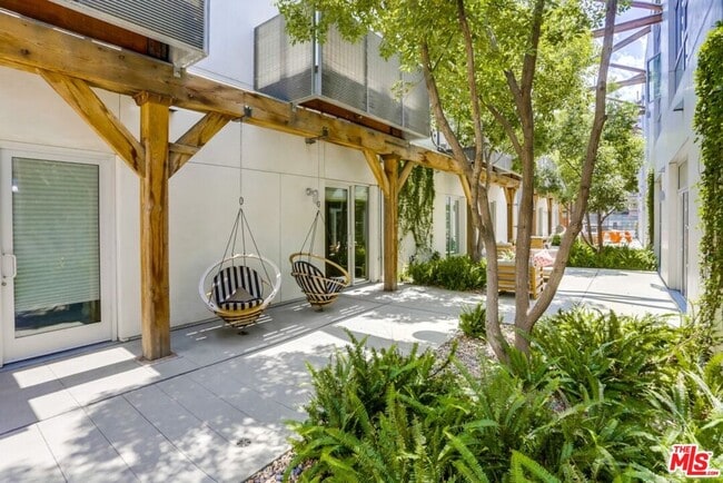 Building Photo - 527 Molino St