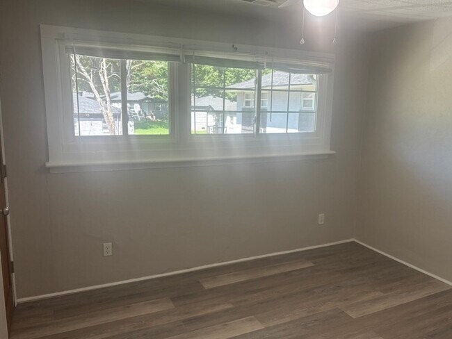 Building Photo - 1/2 off 1st month's rent with a move in date by 8/31/26 - 2 Bedroom 1 Bath End Unit Townhome in C...