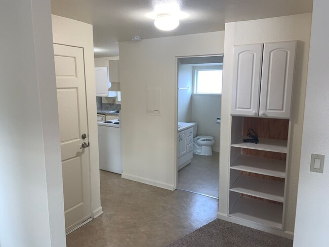 Building Photo - Freshly Updated 2 Bed w/ Granite + W/S/G Included – Available Early May!