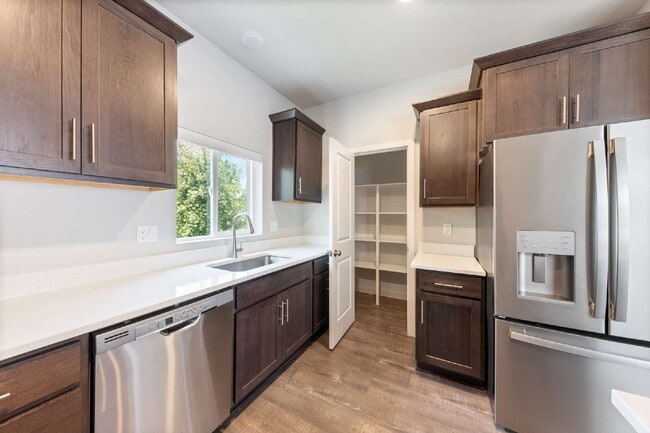 Building Photo - Charming 2-Bed with 2.5 Baths in Newberg