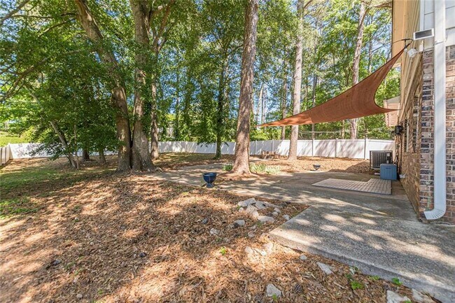 Building Photo - 2851 Lloyd Rd