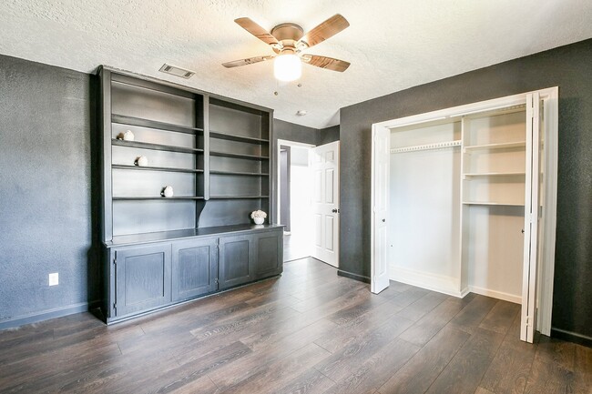 Building Photo - 6002 Greenmont Dr