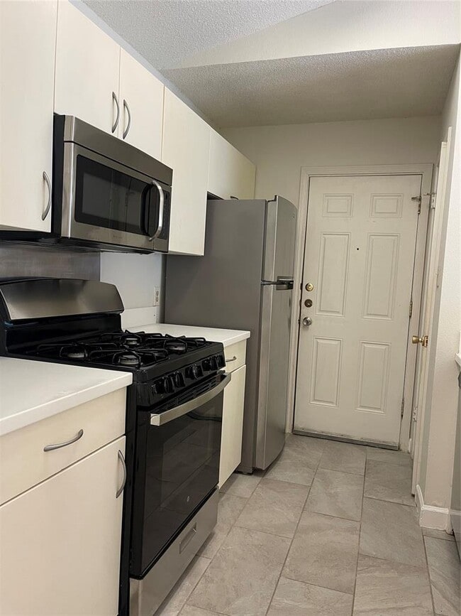 Building Photo - 2031 Redwing Way