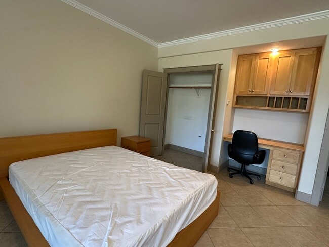 Building Photo - Furnished Studio READY NOW! electricity included!