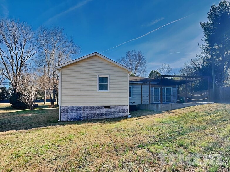 Building Photo - 2210 Weddington Rd