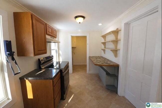 Building Photo - 221 Oak St