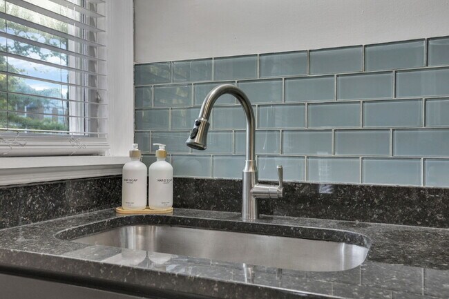 Building Photo - Stunning Restored 4BR Home Steps from Goodale Park & the Short North