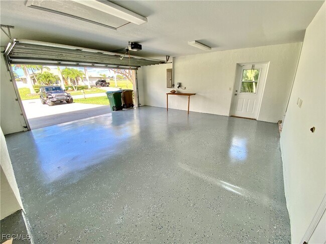 Building Photo - 4231 SW 20th Ave