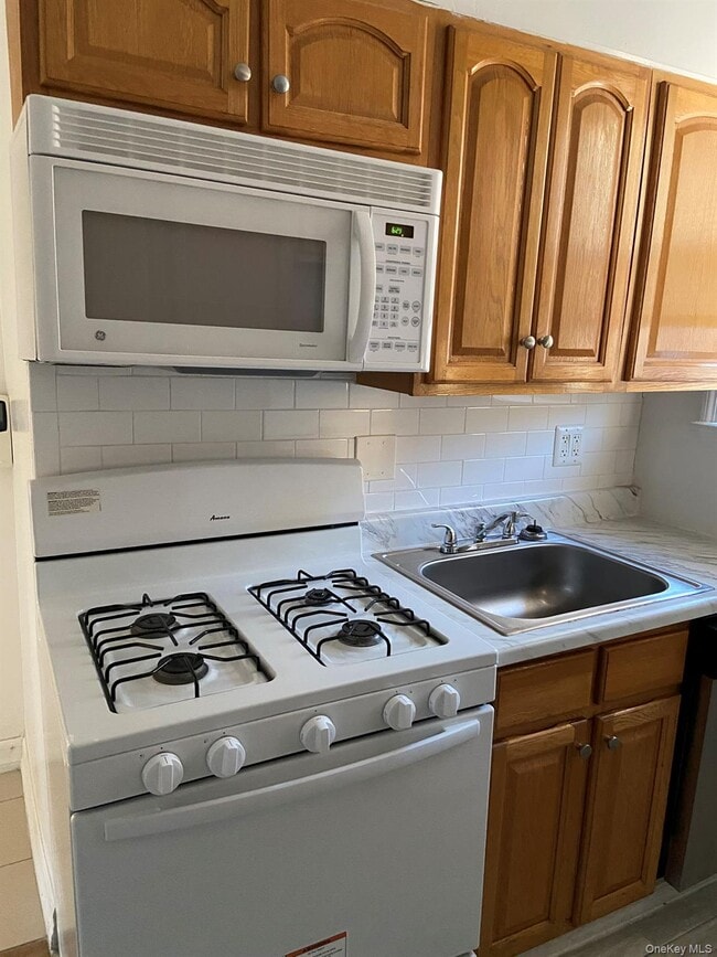 Building Photo - 31-17 Buell St