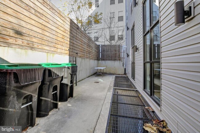 Building Photo - 2034 N Front St