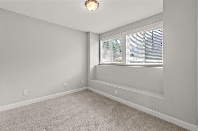 Building Photo - 4435 Donahue Ave