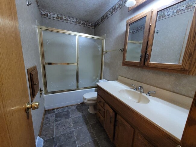 Building Photo - Marion 3 bedroom 1 bath additional family room, new carpet & Appliances, 1 stall garage, fenced y...