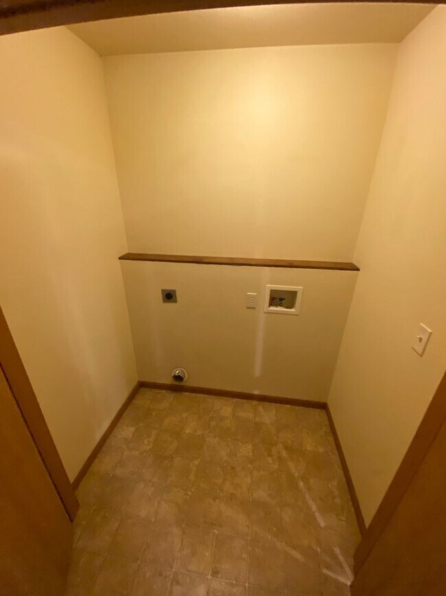 Building Photo - Beautiful 2 bedroom 1 bathroom duplex close to FLW!!