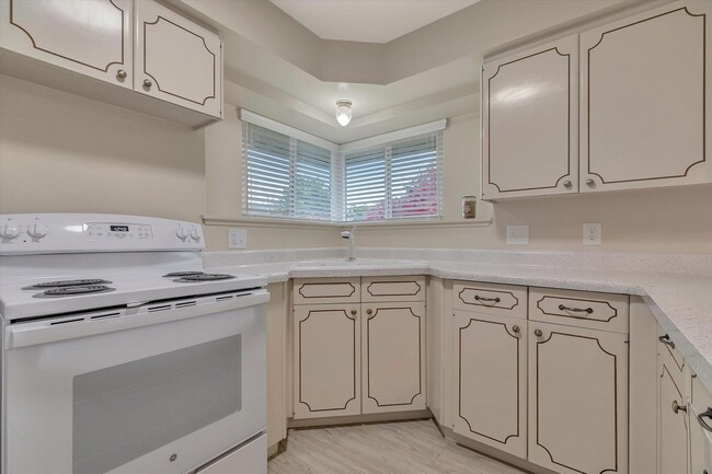 Building Photo - Duplex with 1.5 Bath and One Car Garage