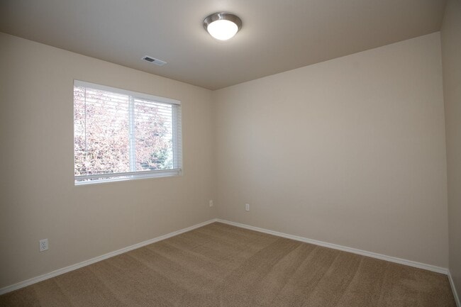 Building Photo - Light and Bright Beautiful 3 bedroom Home!