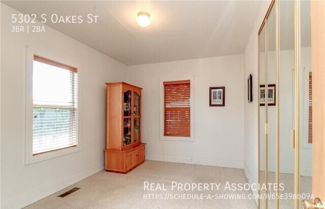 Building Photo - Spacious Tacoma home, moments from Joint B...