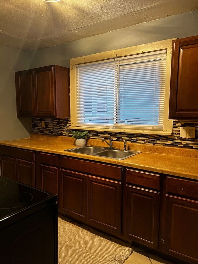 Building Photo - 3 Bed | 1.5 Bath Home - Fresh Paint, Updated Lighting, New Windows & Blinds + Refrigerator!