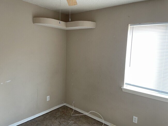 Building Photo - 729 Linda Johnson Ave