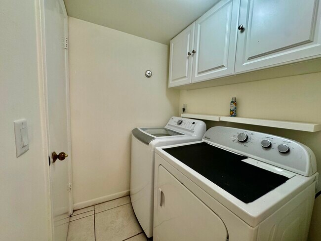 Building Photo - 6330 Red Pine Ln