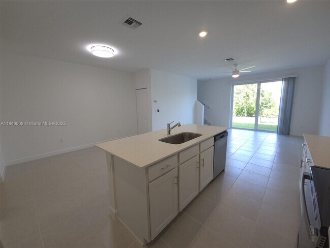 Building Photo - 321 SE Crossoak Ln