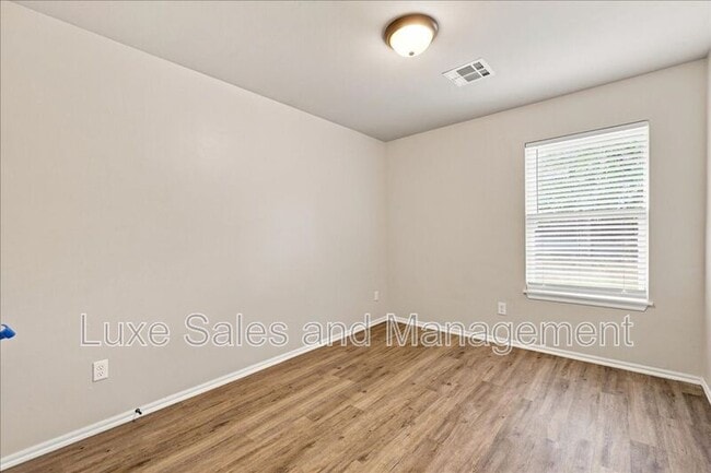 Building Photo - 404 Chalk Hill Ct