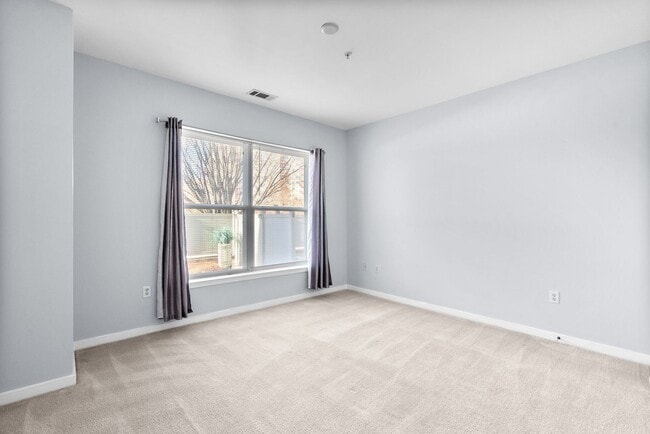 Building Photo - 1 Bed and Den 1 Bath - Silver Spring Condo - Garage Parking Space