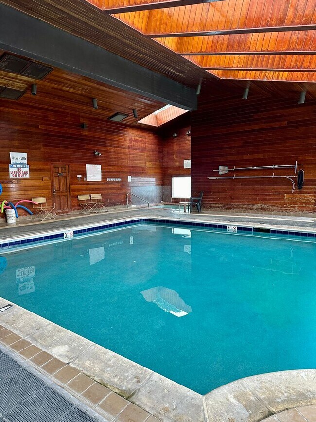 Building Photo - Nice 1 Bedroom 1 Bathroom Condo in Golden with Pool!! Available NOW!!