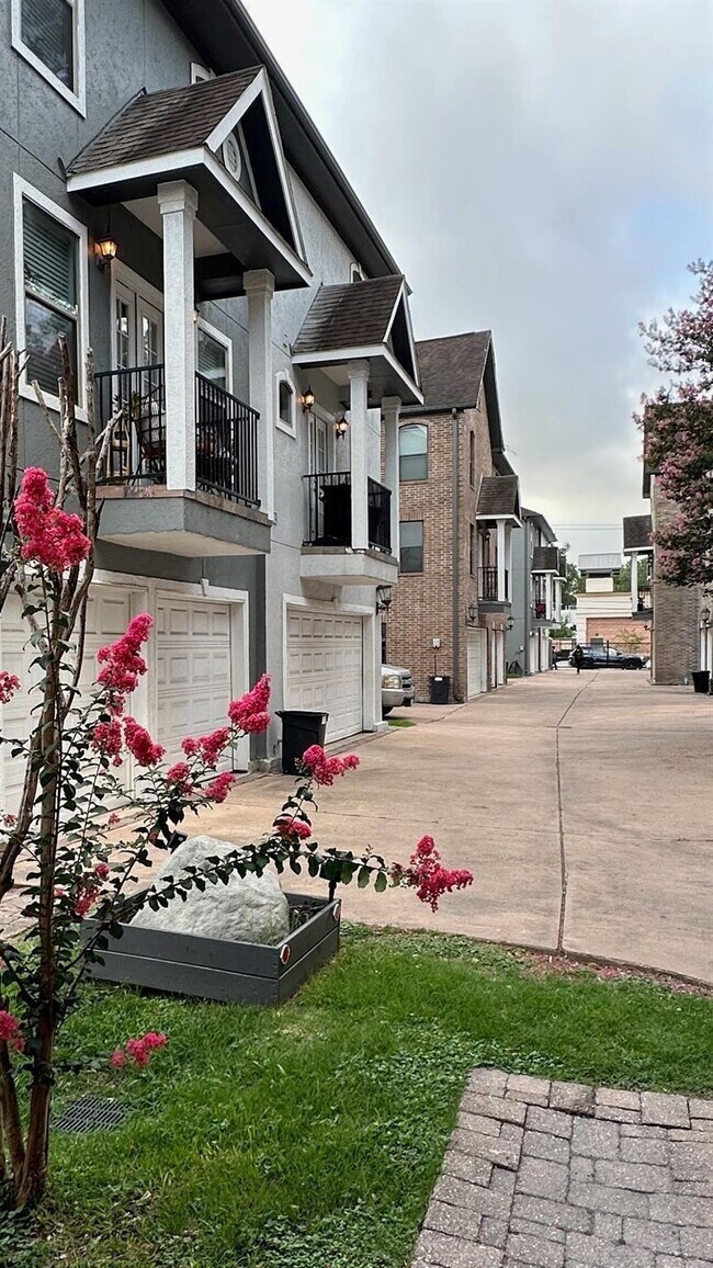 Building Photo - Beautifully maintained 3-bedroom, 3.5-bath townhome