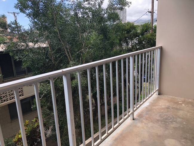 Building Photo - Citron Villa, 1 bdrm, 1 bath, 1 covered pk...