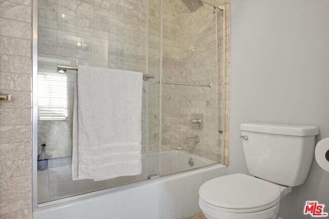 Building Photo - 860 S Lucerne Blvd