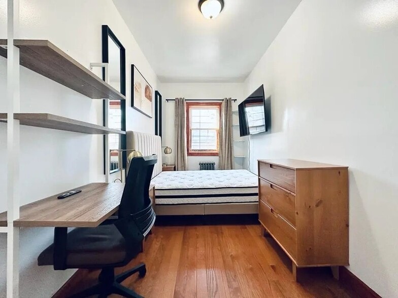 Building Photo - Furnished room/NOT APARTMENT