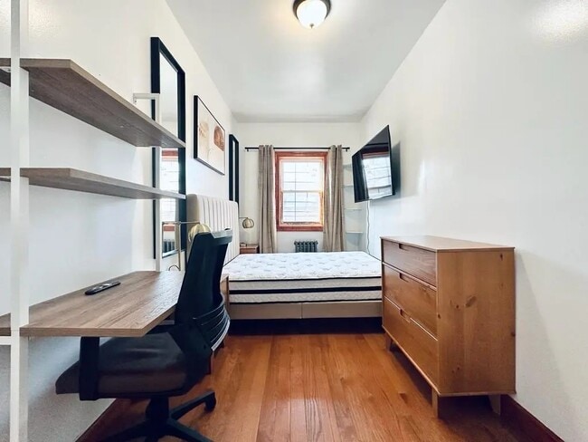 Building Photo - Furnished room/NOT APARTMENT