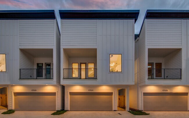 Building Photo - 6742 Peerless St