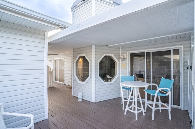 Building Photo - Gorgeous 2/2 condo at Indian Shores