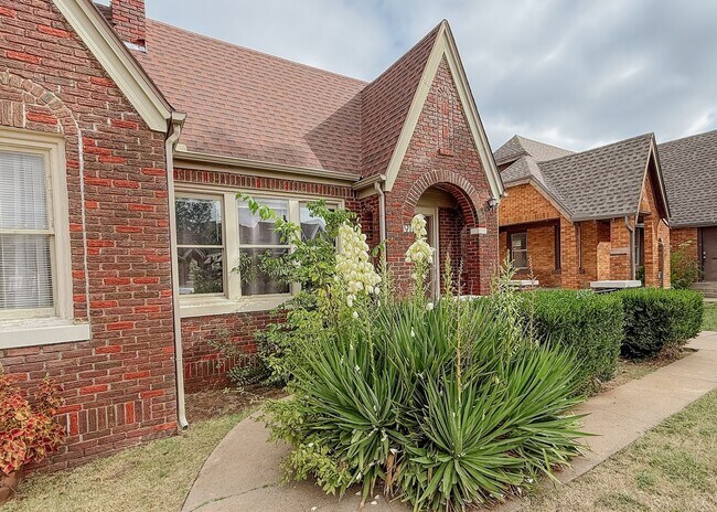 Building Photo - $500 OFF FIRST MONTHS RENT | Duplex in OKC!