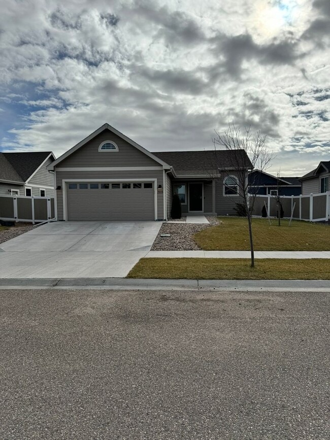 Building Photo - Great House to make your home