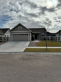 Building Photo - Great House to make your home