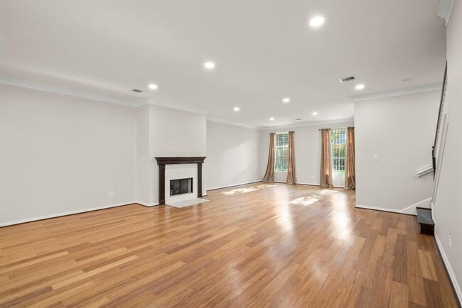 Building Photo - 4023 Breakwood Dr