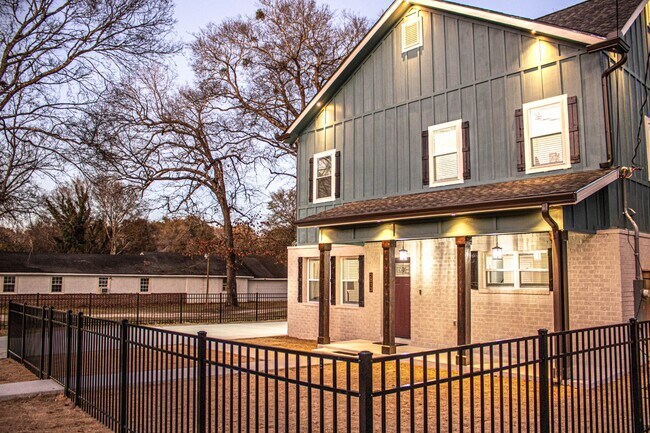 Building Photo - 2813 Mead Rd